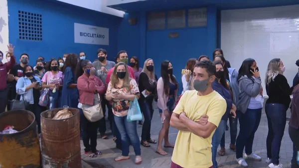 Reprodução de imagem da fila de profissionais da educação aguardando vacina em Duque de Caxias