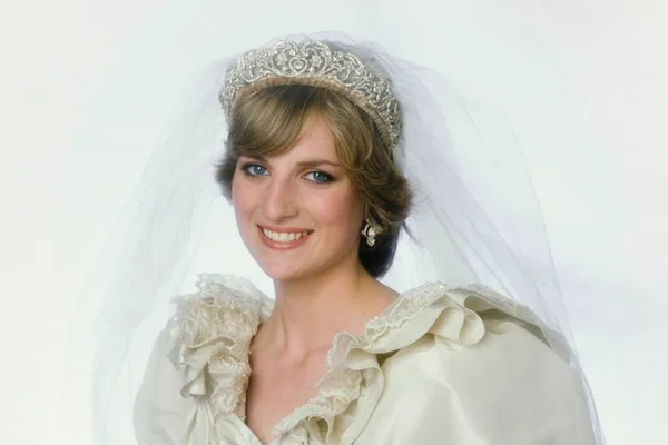 Prima do príncipe Harry usa tiara da princesa Diana em seu casamento