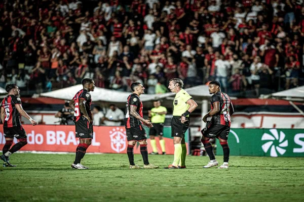 Vitória desafia força do Athletico-PR como mandante; veja odds
