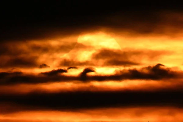 Foto colorida de último eclipse solar de 2025 visto da na Nova Zelândia - Metrópoles