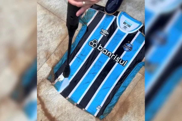 Vídeo: torcedora recupera camisa autografada após chuvas no RS