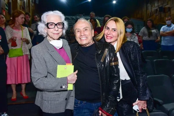 Após polêmica, Stênio Garcia e esposa aparecem sem máscara no teatro