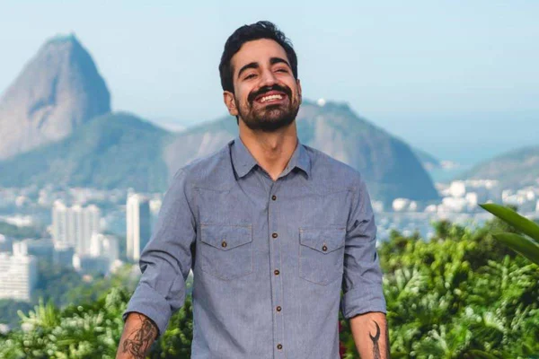 foto colorida de homem de camisa social azul - metrópoles