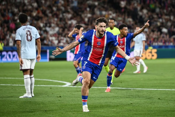 Kvaratskhelia marca para o PSG na Supercopa e web pede Bola de Ouro