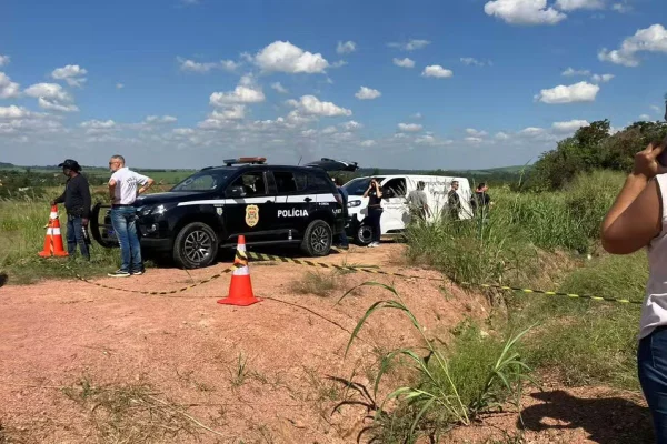 Policiais e viatura em matagal - Metrópoles