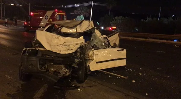 Carro na contramão bate em ônibus na EPTG e motorista morre na hora
