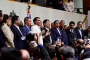 Tarcísio de Freitas e Flávio Bolsonaro juntos na Alesp