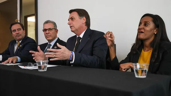 Em live, Bolsonaro recua e diz não haver acordo para levar Moro ao STF