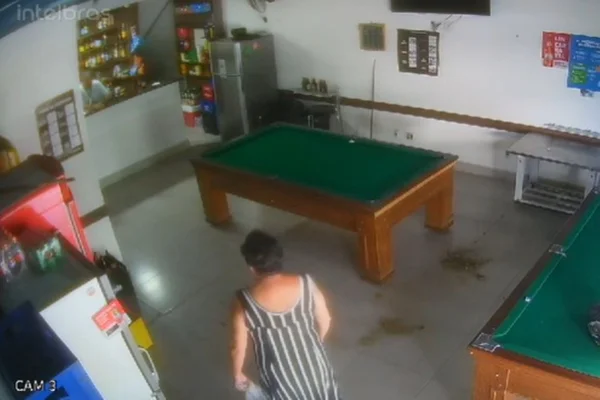 Confusão fezes bar guará