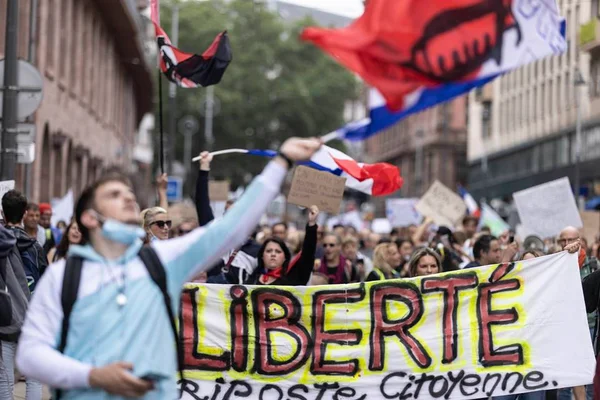 protesto na frança contra passaporte de vacina