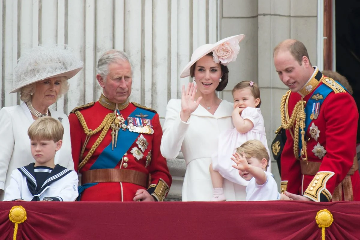Charles ao lado da esposa, Camilla Parker Bowles; do filho, William; da nora Kate Middleton; e dos netos George e Charlotte Charles ao lado da esposa, Camilla Parker Bowles; do filho, William; da nora Kate Middleton; e dos netos George e Charlotte