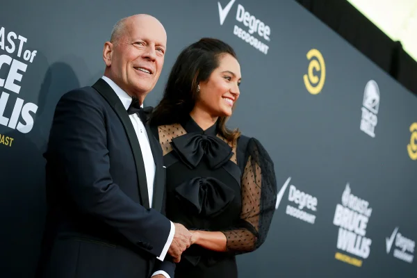 Bruce Willis (E) e Emma Heming comparecem ao Comedy Central Roast of Bruce Willis no Hollywood Palladium em 14 de julho de 2018 em Los Angeles, Califórnia.