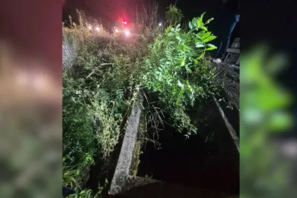 Foto de bueiro em que homem caiu e ficou por mais de 7 horas
