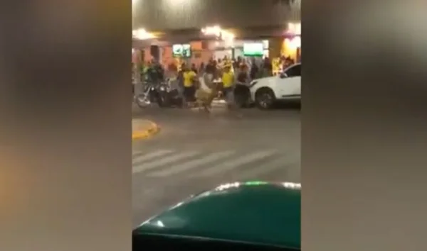 Homem é espancado em bar após gritar “Fora Bolsonaro”. Veja vídeo