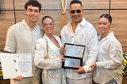 Xanddy, Carla Perez e os filhos posam durante premiação Xanddy, Carla Perez e os filhos posam durante premiação
