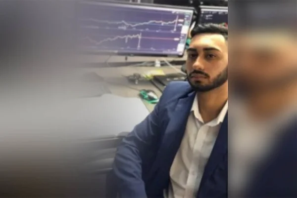 Conhecido, como "Lobo de Wall Street de Ceilândia", homem aplica golpes no DF com venda de robôs falsos. Na fot, ele tira foto em frente a computador com operações financeiras - Metrópoles