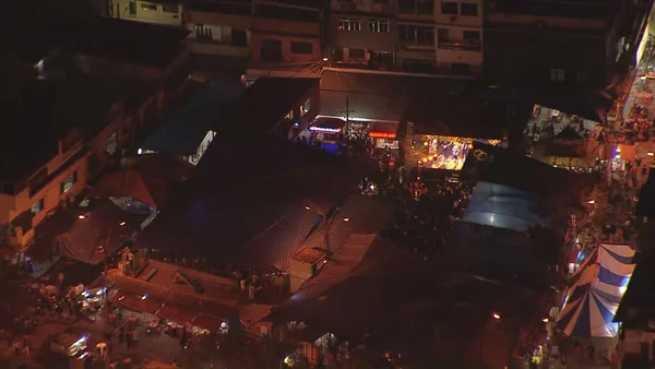 Por volta das 5h30, as luzes do palco estavam ligadas e uma multidão estava em uma praça às margens da Avenida Brasil, principal via expressa do Rio de Janeiro