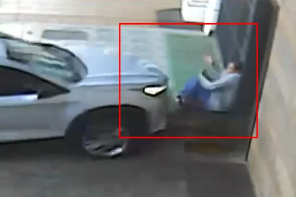 Carro desgovernado invade calçada e atropela mulher em comércio no DF