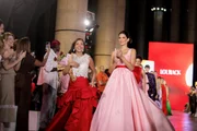 Raica Oliveira ao lado da estilista Louback