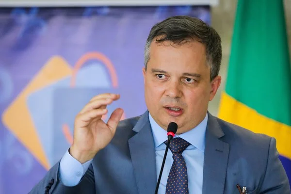 Homem fala em microfone