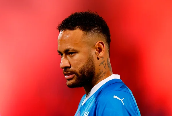 Imagem colorida de Neymar com fundo vermelho - Metrópoles