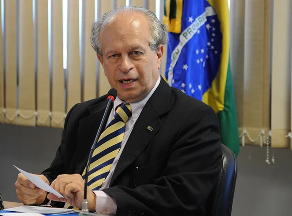 MEC confirma saída do ministro Renato Janine