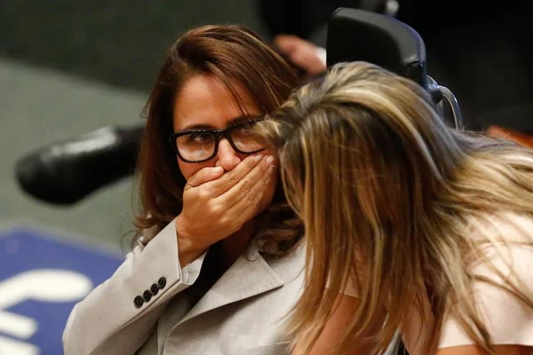 Deputados cobram explicações sobre asfalto na fazenda de Liliane Roriz
