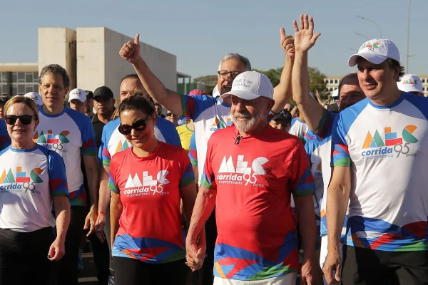 Imagem colorida de Lula e Janja de mãos dadas participando de corrida em Brasília - Metrópoles