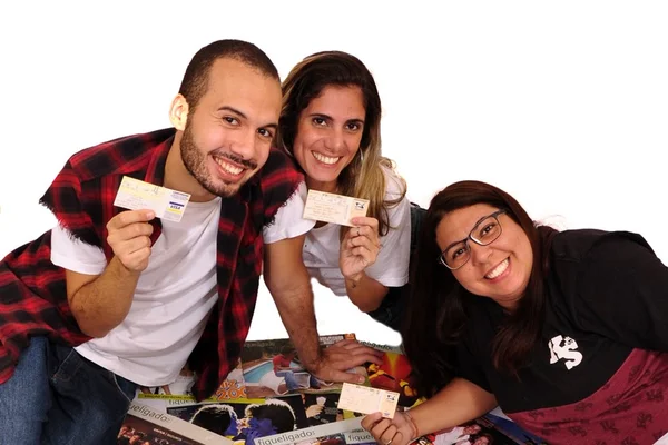 Amigos viajam pelo Brasil para acompanhar a turnê de Sandy & Junior