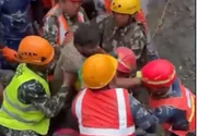 Homem também foi resgatado no Nepal Homem também foi resgatado no Nepal