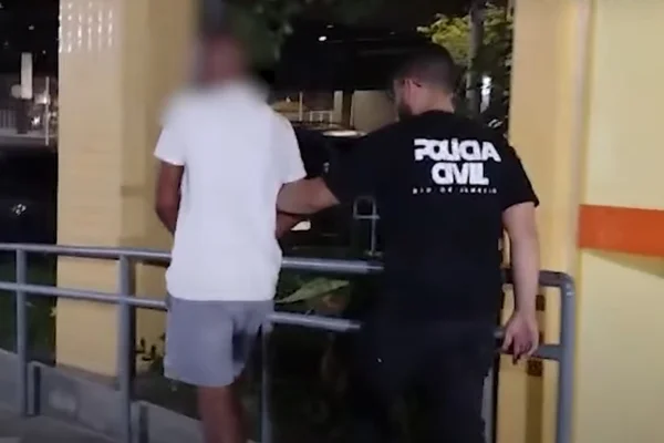Vídeo: homem persegue ex até delegacia, briga com policial e é preso