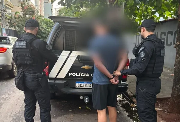 Imagem colorida de um sendo preso