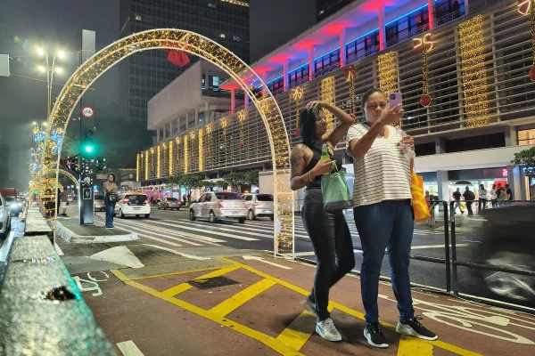 Imagem mostra Avenida Paulista com luzes de Natal - Metrópoles