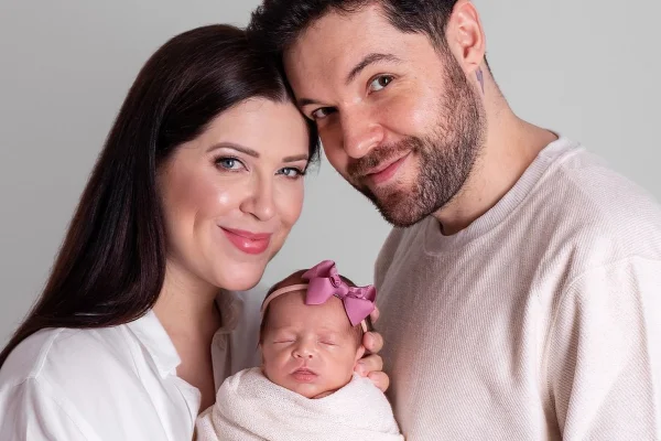 Imagem colorida da influenciadora Andressa Ganacin com o marido Nasser Rodrigues e a filha Sarah