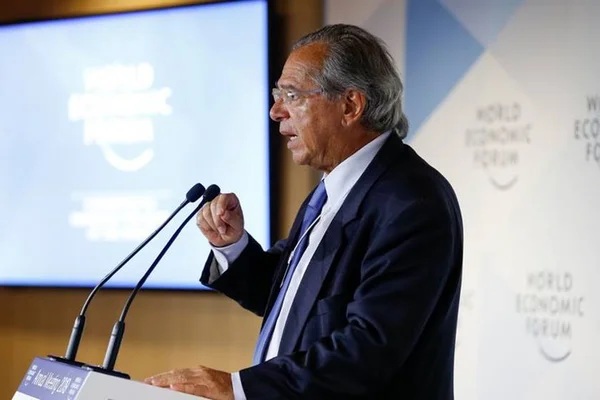 Em Davos, Guedes compromete-se a zerar déficit orçamentário este ano