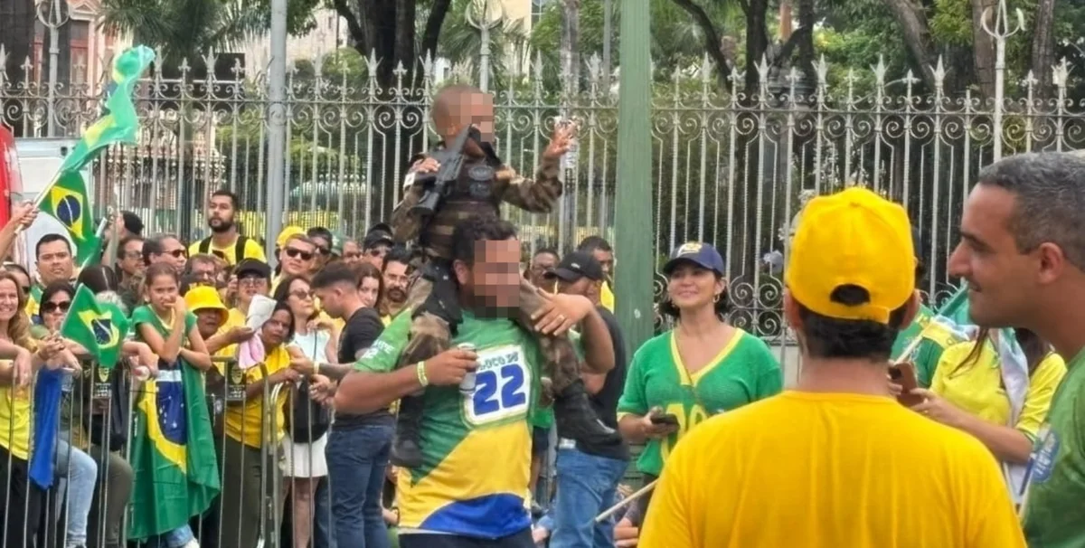 Criança com farda e fuzil no ato do PL em BH Criança com farda e fuzil no ato do PL em BH