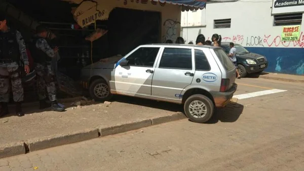 Em fuga, ladrão perde controle de carro e invade loja na Estrutural
