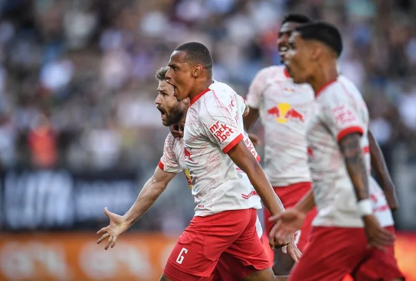 Imagem colorida dos jogadores do Bragantino comemorando gol - Metrópoles