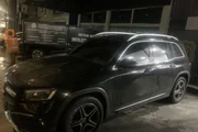 Jovens que seriam funcionários de influenciador estavam dirigindo carro de luxo sem placas. Jovens que seriam funcionários de influenciador estavam dirigindo carro de luxo sem placas.