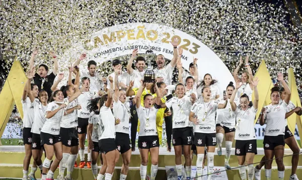 Time feminino do Corinthians na premiação da Libertadores de 2023
