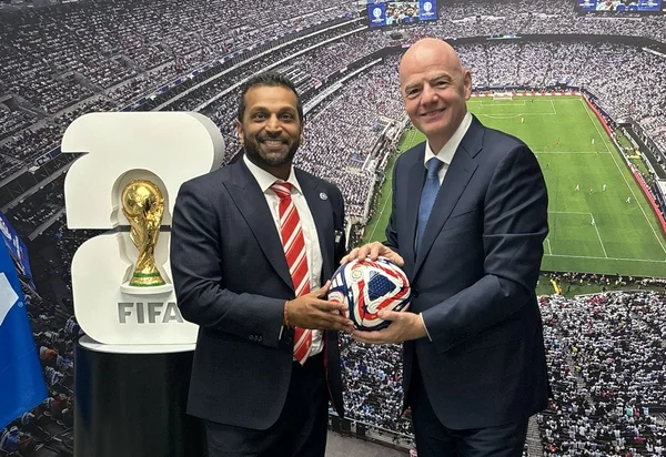 Foto colorida de presidente da Fifa e diretor do FBI - metrópoles