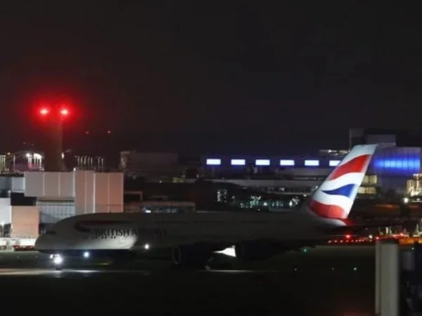 Após incêndio, aeroporto de Heathrow retoma voos de forma parcial - Metrópoles