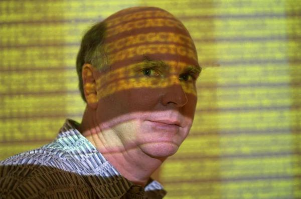 Morre John Craig Venter, responsável por decodificar o genoma humano