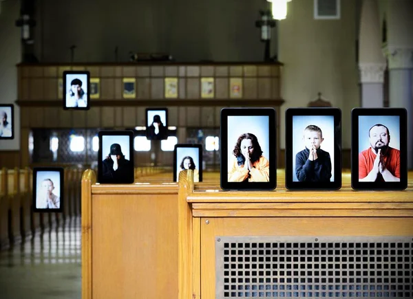 Cenário de igreja com vários tablets em que fieis aparecem orando