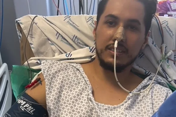 Homem em tratamento ao AVC com sonda no nariz - Metrópoles