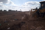 Moradores tentam impedir derrubada subindo nos telhados das casas irregulares. Moradores tentam impedir derrubada subindo nos telhados das casas irregulares.