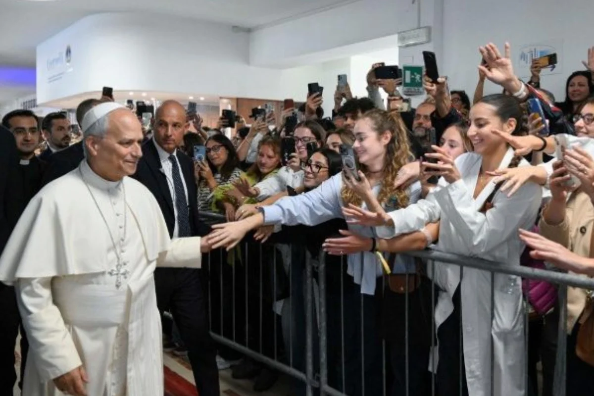 Papa Leão XIV recebe apoio de centenas de pessoas ao chegar a hospital