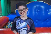 O menino nasceu com Distrofia Muscular de Duchenne O menino nasceu com Distrofia Muscular de Duchenne