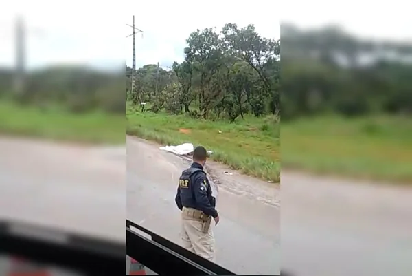 Motociclista de 64 anos morre após acidente com caminhão na BR-020