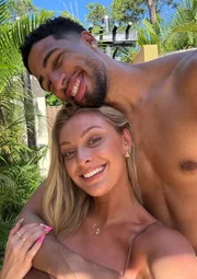 Jogador da NBA Tyrese Haliburton e a noiva Jade Jones. Jogador da NBA Tyrese Haliburton e a noiva Jade Jones.